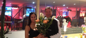 Miss Schweiz freute sich und brachte dem Besitzer der Pferderesidenz Rütimann und Schneefuchsjagd Organisator diesen Blumenstrauss !